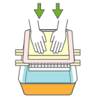 渡し棒の上でもう１枚の網をのせ、スポンジタオルを板ではさみ軽く水をきります。